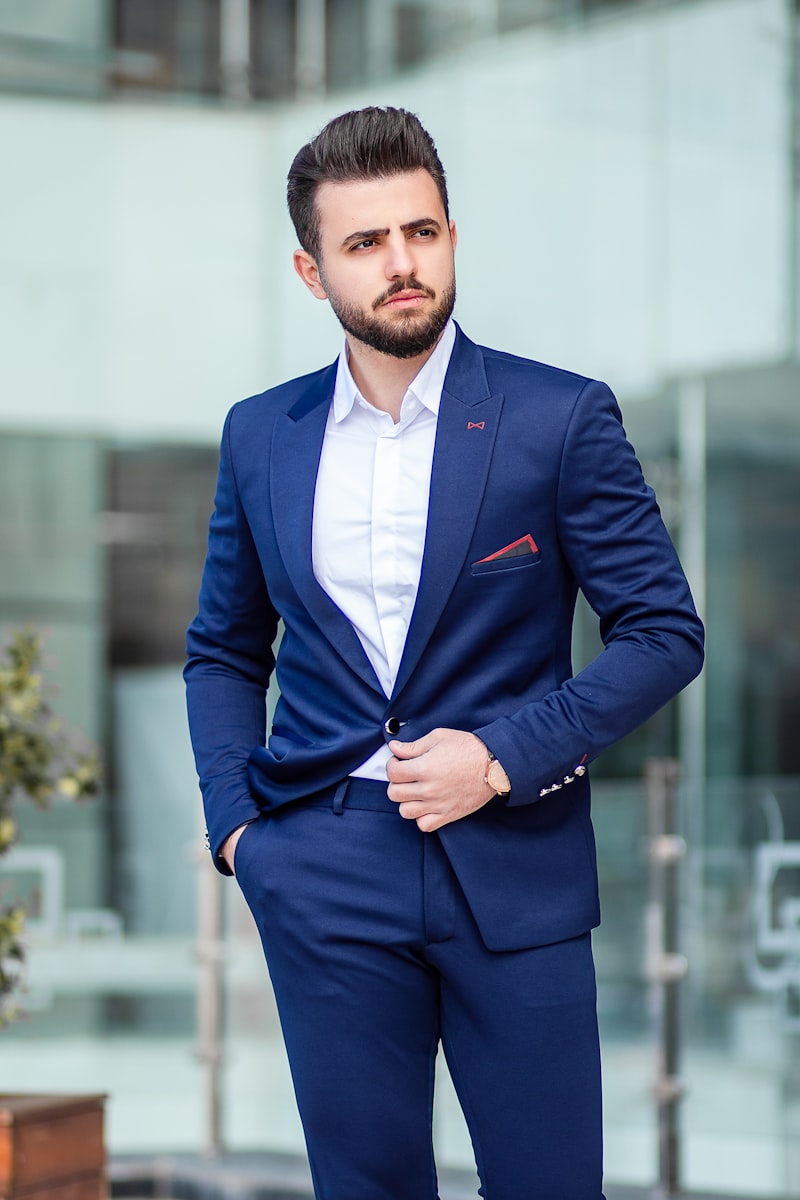 Dunkelblaues Breitcord-Overshirt als Jacke getragen